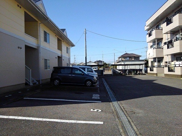 駐車場　車をお持ちの方に嬉しい駐車場付きの物件です