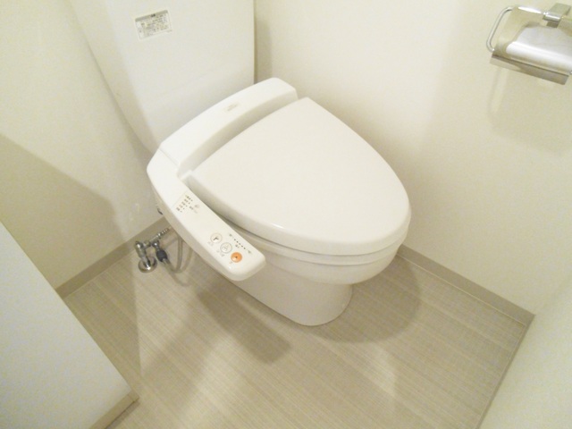 トイレ　温水洗浄機能付きトイレです☆