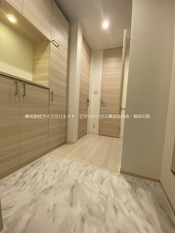 玄関　写真は202号室
