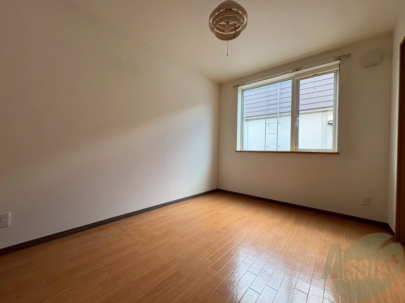 その他部屋・スペース　こちらのお部屋は光が差し込む、温かみのあるお部屋です。