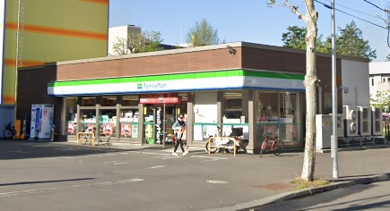 コンビニ　ファミリーマート札幌南7条西7丁目店（コンビニ）まで79m