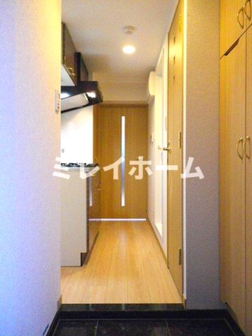 玄関　同建物内、別のお部屋の参考写真になります。