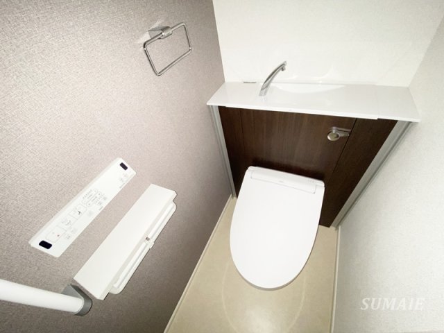 トイレ　温水洗浄機能付きトイレです