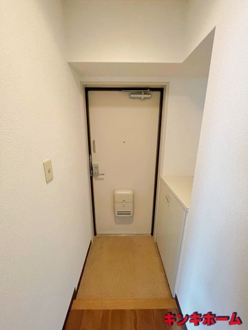 玄関　写真は901号室のものです（同タイプ）