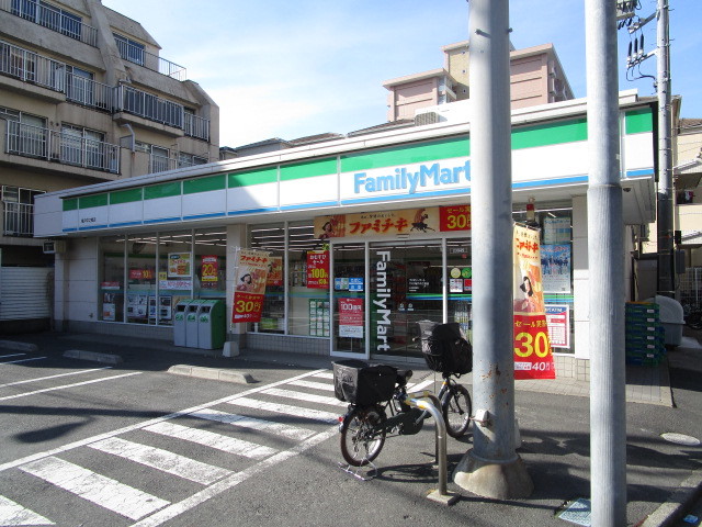 コンビニ　ファミリーマート（コンビニ）まで781m