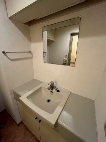 洗面設備　落ち着いた色調のトイレです