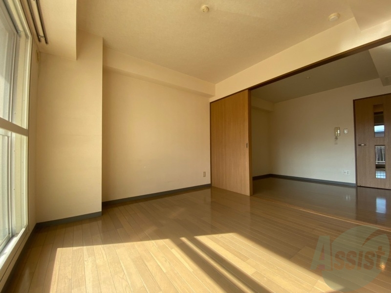 その他部屋・スペース　寝室はこちらです。光が差し込む、温かみのあるお部屋です。
