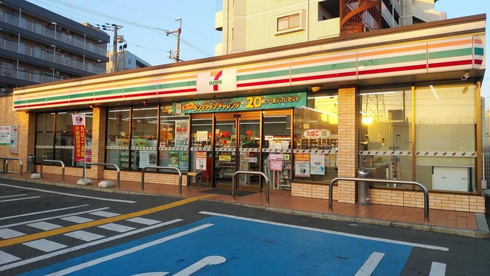 コンビニ　セブンイレブン秦町（コンビニ）まで1200m