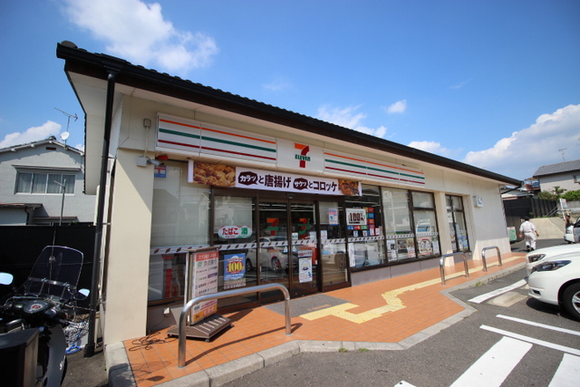 コンビニ　セブンイレブン深草大亀谷店（コンビニ）まで210m