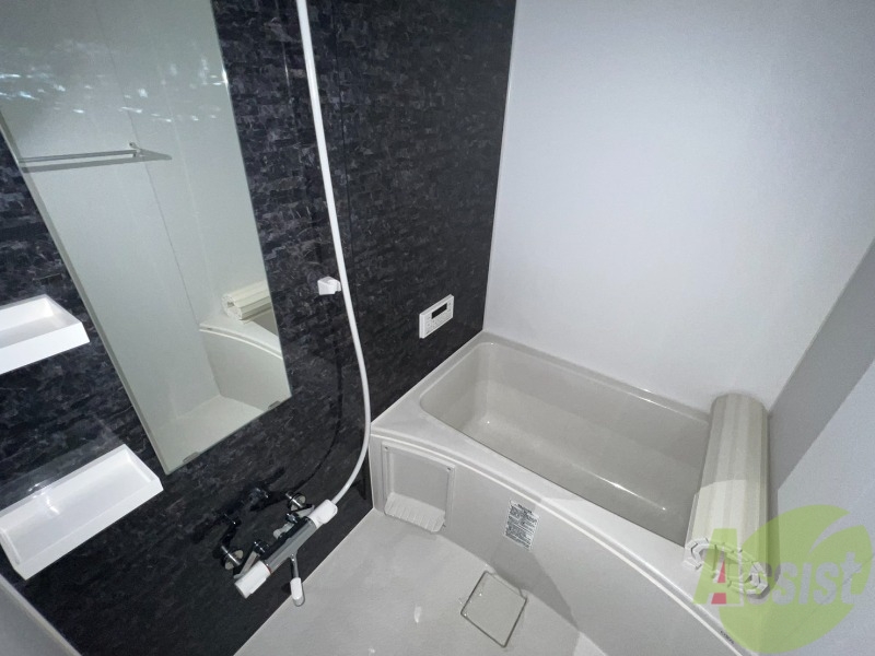 バス・シャワールーム　浴室はゆったりと浸かれるサイズ感になっています。