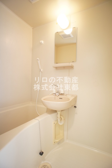 バス・シャワールーム　洗面ボールと一体型のバスルームです♪