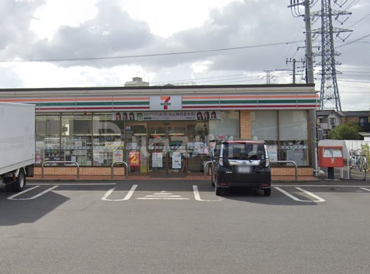 コンビニ　セブンイレブン松戸第五中学校前店（コンビニ）まで320m