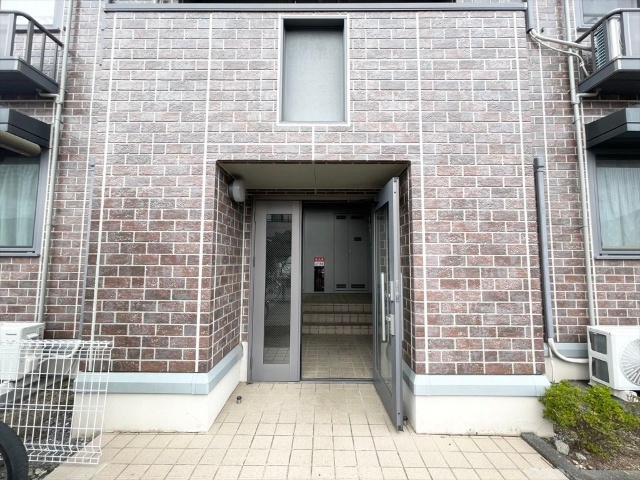 エントランス　同一建物内２０５号室内装写真転載