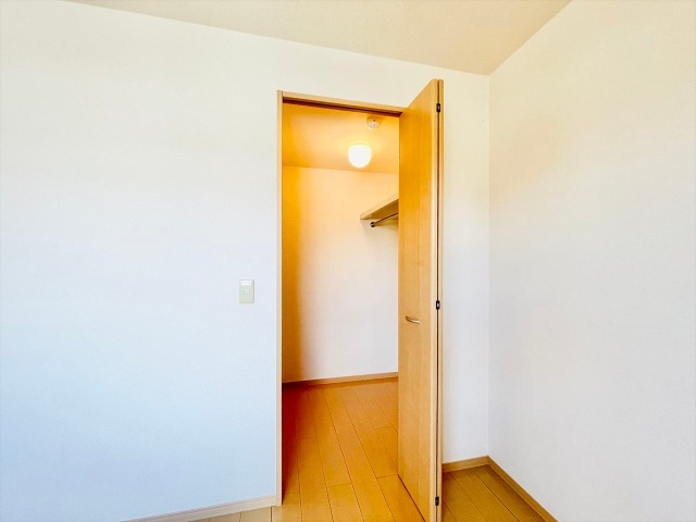 収納　同一建物内２０５号室内装写真転載