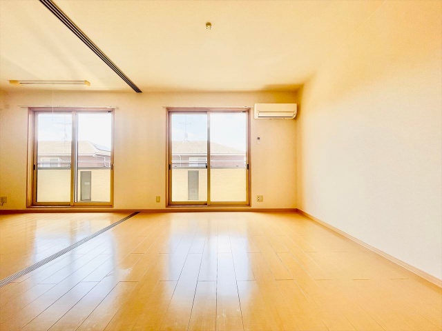 居室・リビング　同一建物内２０５号室内装写真転載