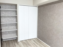 その他部屋・スペース　広くて明るい寝室