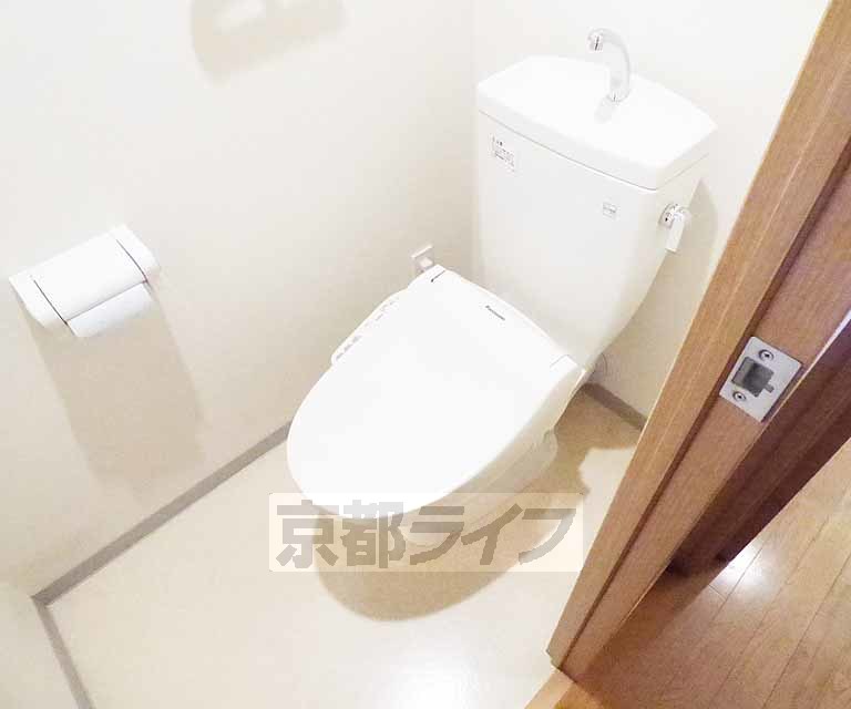 トイレ　ウォシュレットつきです。