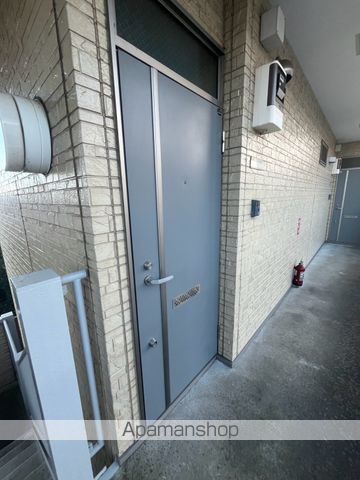 小田急小田原線 本厚木駅 徒歩20分 3階建 築18年の玄関写真