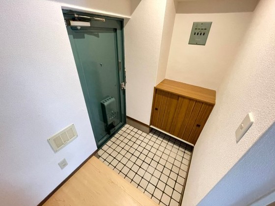 玄関　※別号室の写真です。