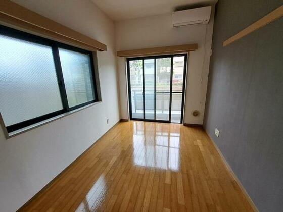 居室・リビング　室内掲載写真は同建物の他の部屋のものです。