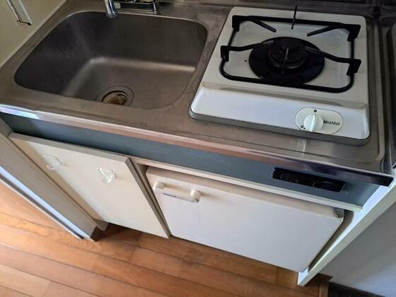 キッチン　室内掲載写真は同建物の他の部屋のものです。