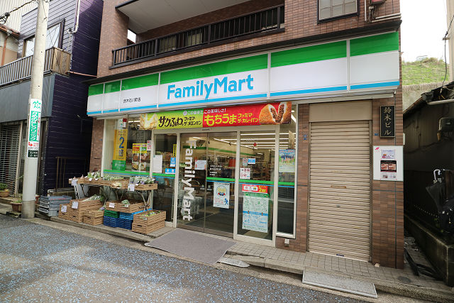 コンビニ　ファミリーマート 横浜石川町店（コンビニ）まで300m