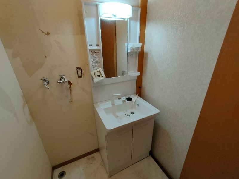 洗面設備　独立洗面台です。大きくてよいですね。シャンプーもできます！