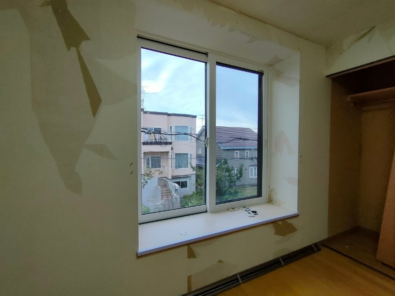 バルコニー　窓が沢山あると日がたっぷり入って気持ち良いですよね！