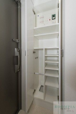 玄関　※同タイプの別のお部屋です。
