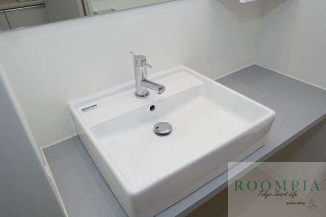 洗面設備　※同タイプの別のお部屋です。
