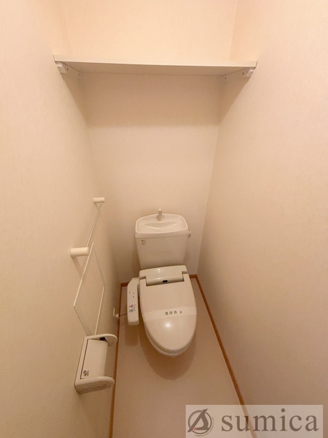 トイレ　人気アイテムの温水洗浄便座。清潔感のあるトイレです。