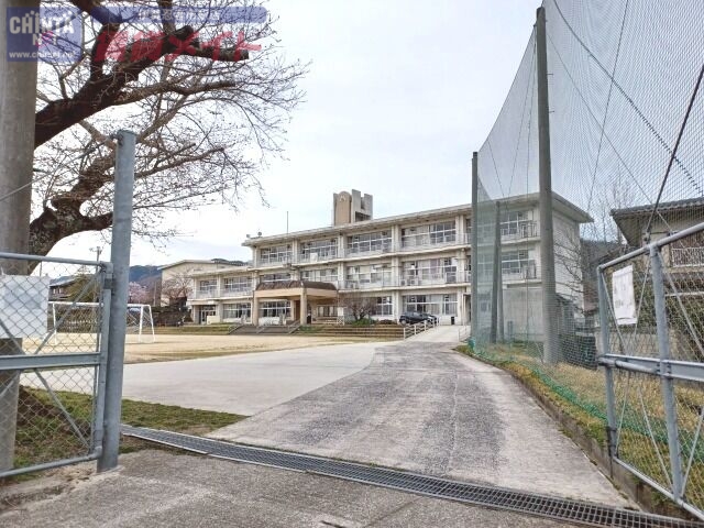 小学校　伊賀市立三訪小学校（小学校）まで187m