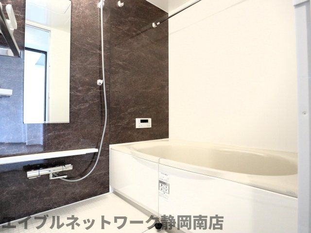 バス・シャワールーム　コンパクトで使いやすいお風呂です
