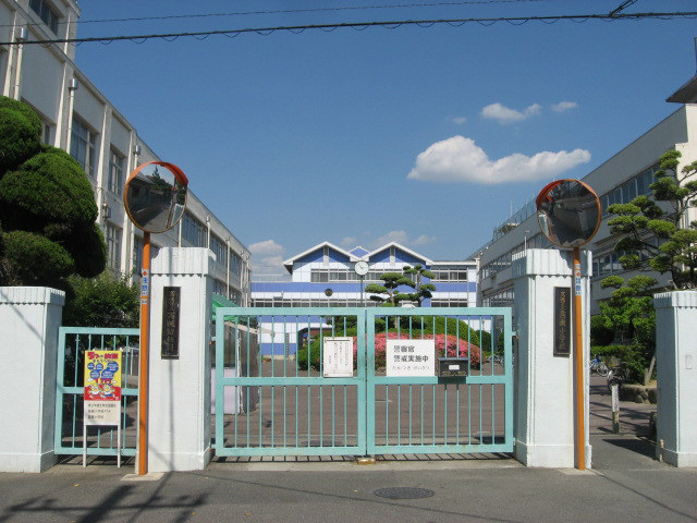 小学校　高槻市立高槻小学校（小学校）まで202m