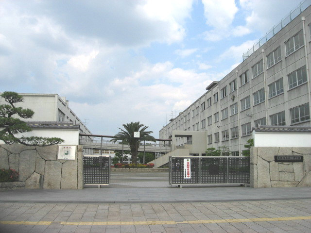 中学校　高槻市立第一中学校（中学校）まで529m