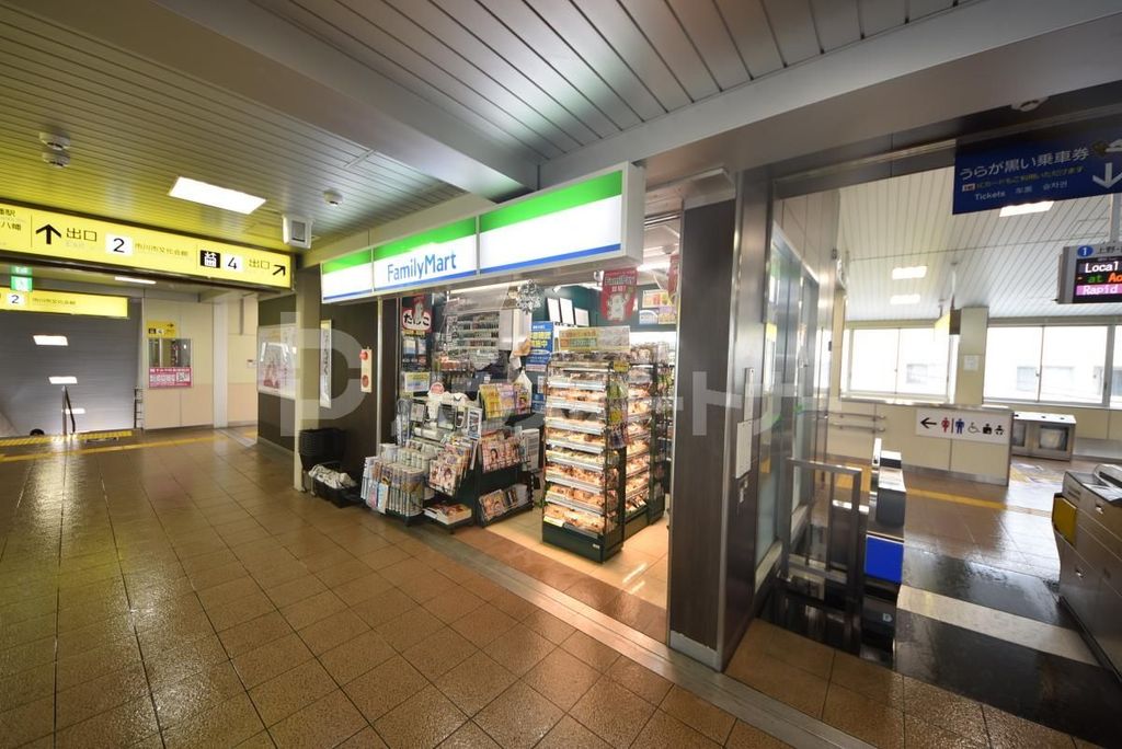 コンビニ　ファミリーマート京成八幡駅構内店（コンビニ）まで210m