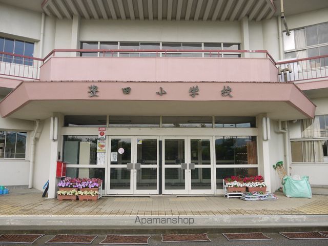 小学校　諏訪市小学校豊田小学校（小学校）まで2050m
