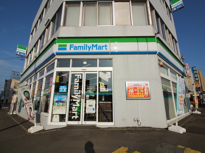 コンビニ　ファミリーマート（コンビニ）まで470m