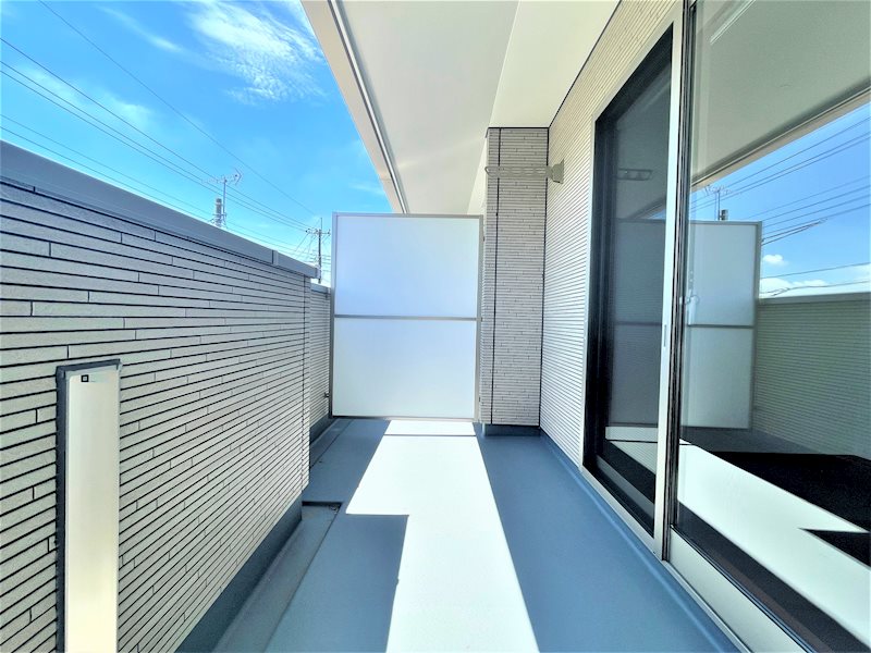 バルコニー　広々としたバルコニーは洗濯物も良く乾きそうです。