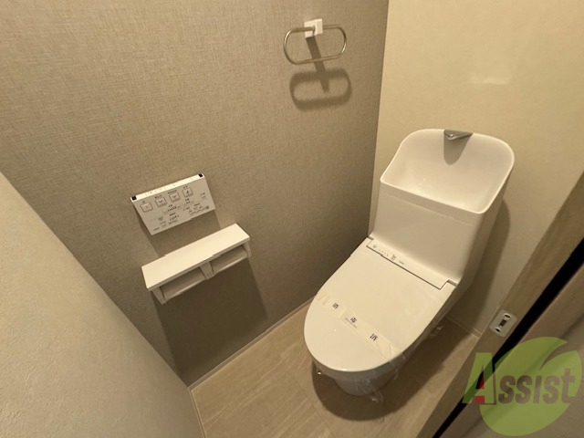 トイレ　トイレはウォシュレット機能付きです。安心して使用できますね。