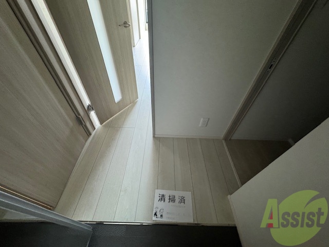 玄関　玄関から撮影しました。明るい印象ですね。