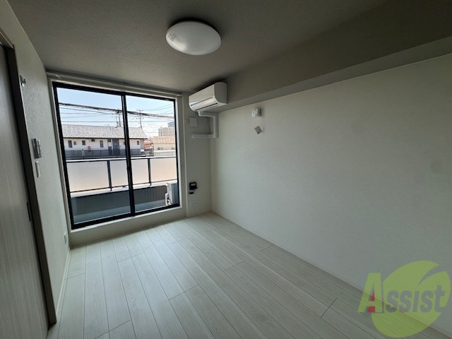 居室・リビング　白を基調とした綺麗なお部屋ですね。日当たりも良好です