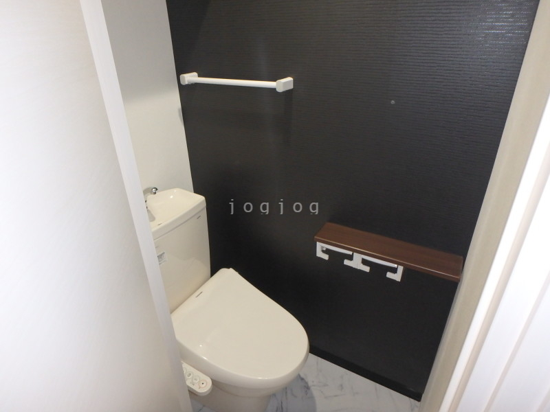 トイレ　嬉しい温水洗浄便座付きのトイレです。