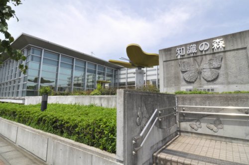 図書館　知識の森 嵐山町立図書館（図書館）まで494m