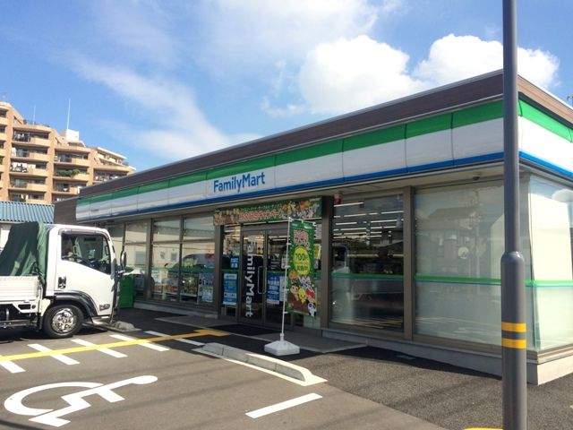 コンビニ　ファミリーマート　草加新里町店（コンビニ）まで303m