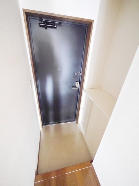 玄関　同物件別部屋写真