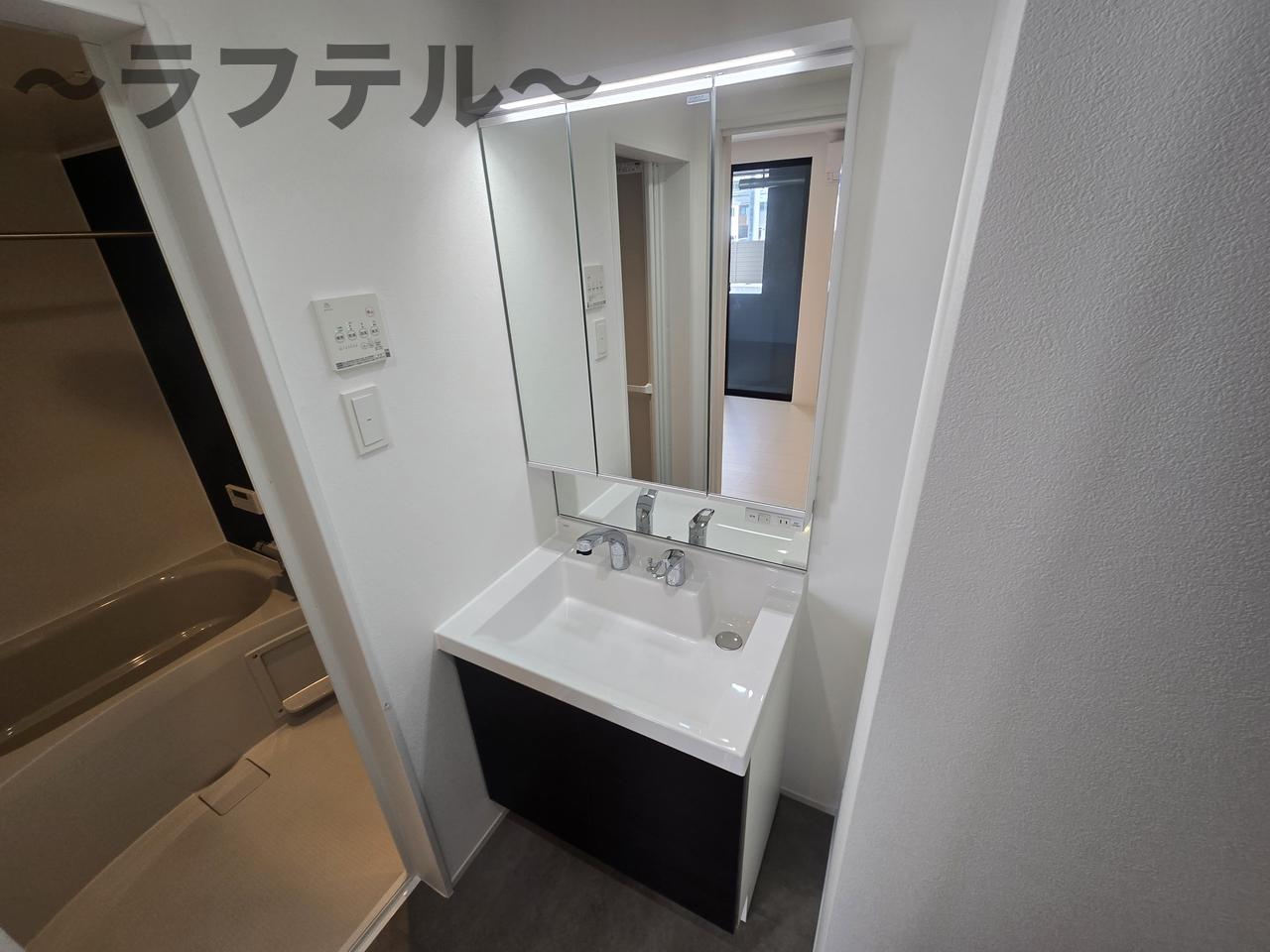 洗面設備　同メーカー施工　別部屋イメージ写真