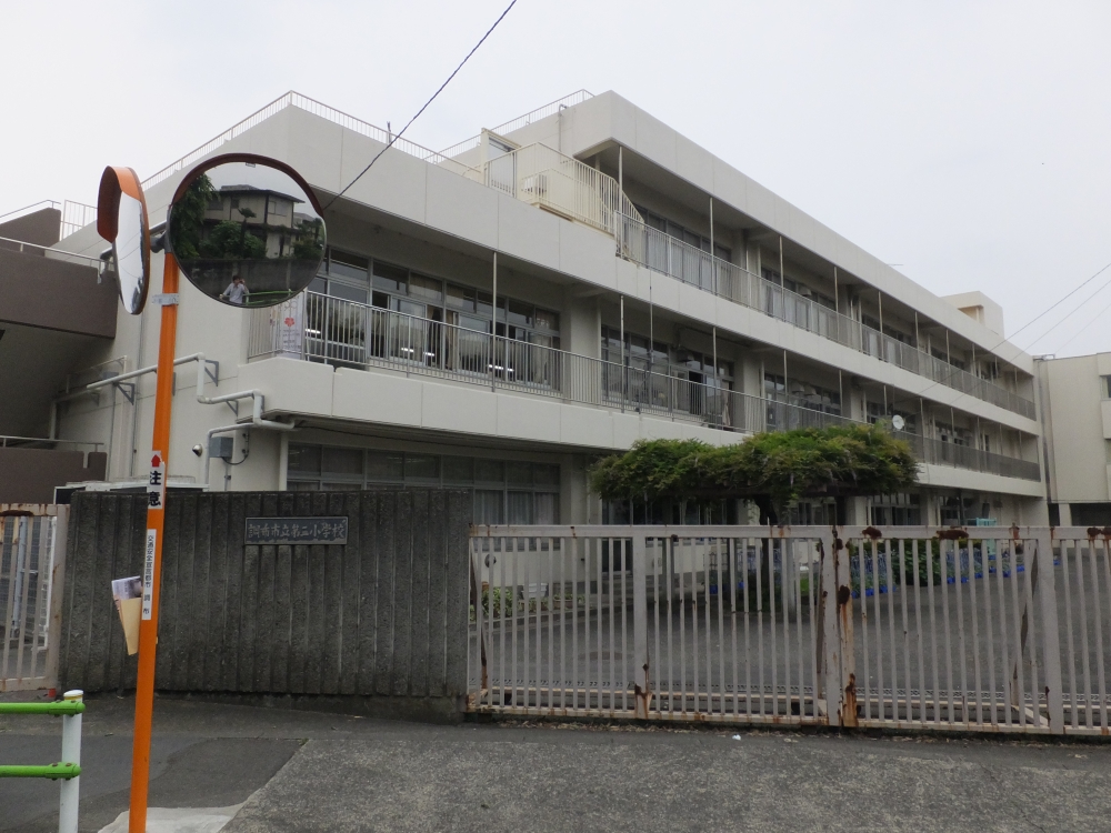 小学校　調布市立第二小学校（小学校）まで831m
