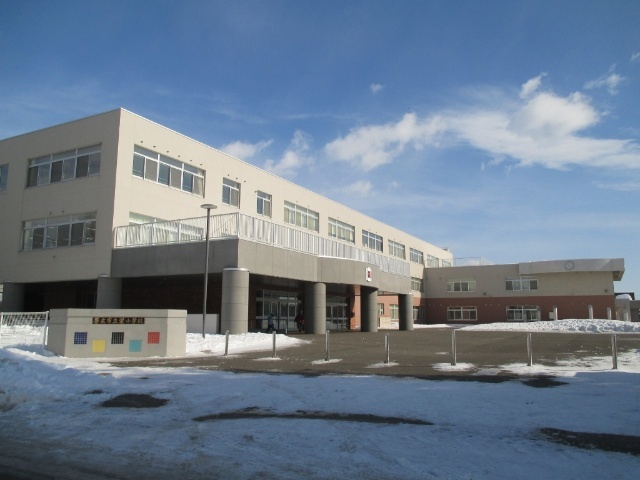 小学校　帯広市立栄小学校（小学校）まで1110m
