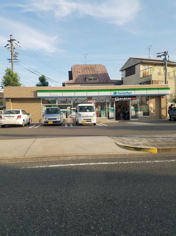 コンビニ　ファミリーマート中川ときわ店（コンビニ）まで300m